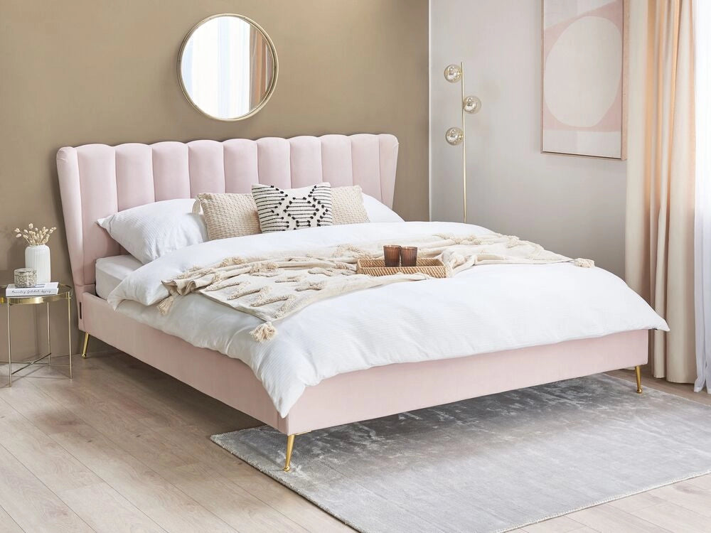Letto in velluto rosa chiaro rivestito con gambe in metallo dorato UE Dimensioni doppie 180 x 200 cm con testata con porta USB Camera da letto moderna e glam.