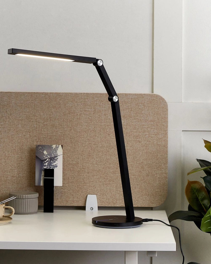 Lampada da scrivania nera a LED e tocco touch con luce d'intensità variabile e braccio regolabile stile moderno ufficio cameretta