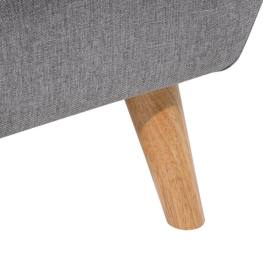 Divano ad angolo grigio chiaro imbottito con schienale capitonnè Chaise longue con gambe in legno chiaro Soggiorno minimalista scandinavo