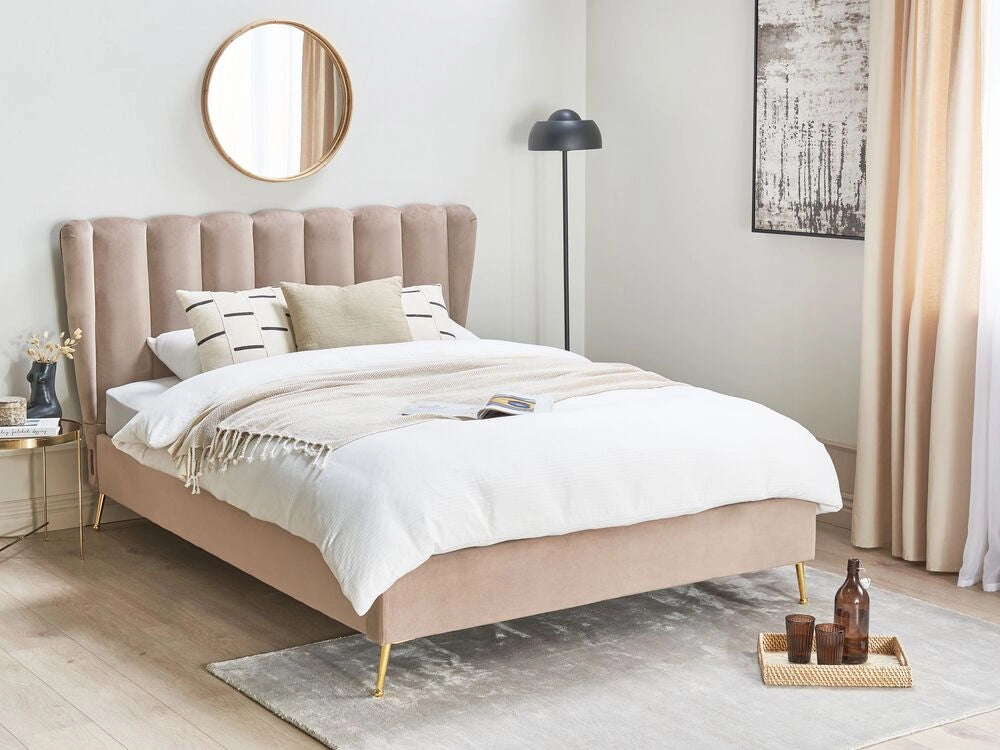 Letto in velluto beige tortora rivestito con gambe in metallo dorato UE Dimensioni doppie 140 x 200 cm con testata con porta USB Camera da letto moderna e glam.