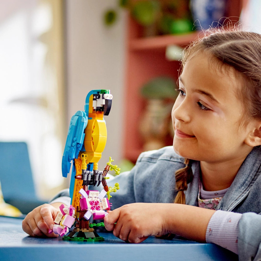 LEGO 31136 Creator Pappagallo Esotico, Set 3 in 1 con Pesce e Rana, Figure di Animali Giocattolo della Giungla, Giochi C
