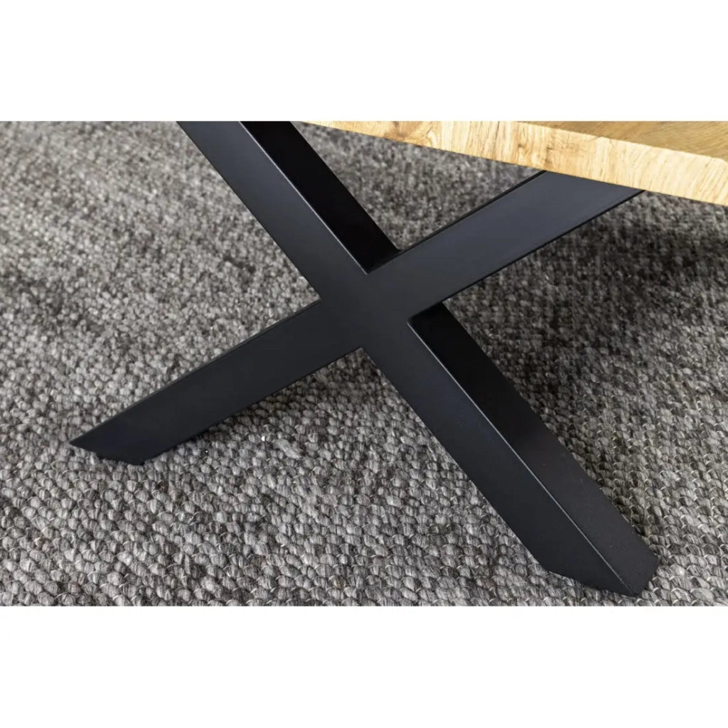 Tavolino basso RIVET effetto legno naturale e gambe in metallo nero a X - tavolo dal design industriale robusto