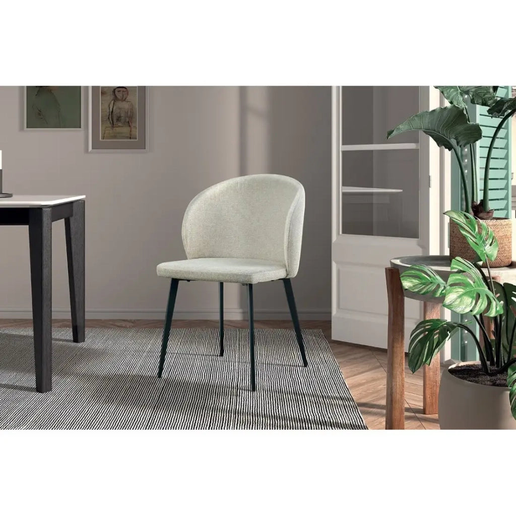 Sedia rivestita in tessuto per sala da pranzo, colore beige. Collezione HARDIN