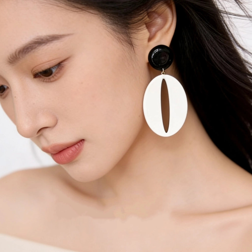 Orecchini a perno ovali traforati con un design geometrico a patchwork esagerato in stile Hong Kong.