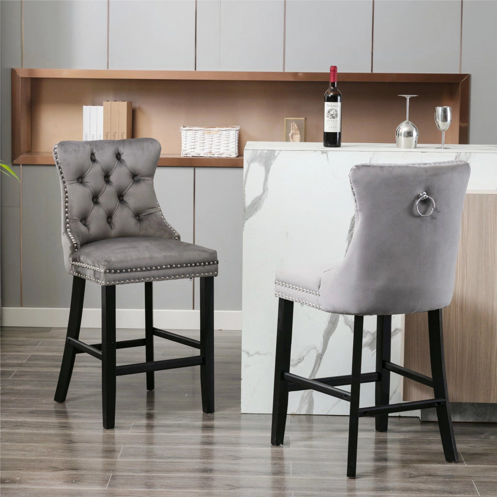Set di 2 Sgabelli da Bar con Schienale Alto e Piedini Regolabili; Borchie Decorative; Velluto; Grigio