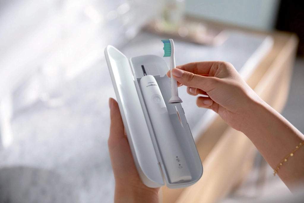 Philips 3100 series Sonicare Spazzolino Elettrico Sonico Bianco, con custodia da viaggio HX3673/13
