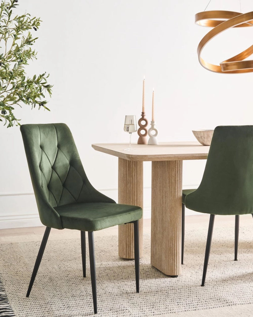 Set di 2 sedie da pranzo scandinave Rivestimento in velluto verde oliva Gambe in ferro nero Seduta in tessuto Senza braccioli