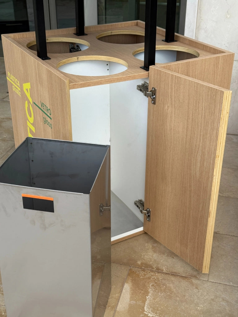 Porta Rifiuti per Raccolta Differenziata in Legno – Mobile con Svuota Vassoi – 4 Scomparti con Cestini in Acciaio Inox Estraibili – 70x70x110 cm