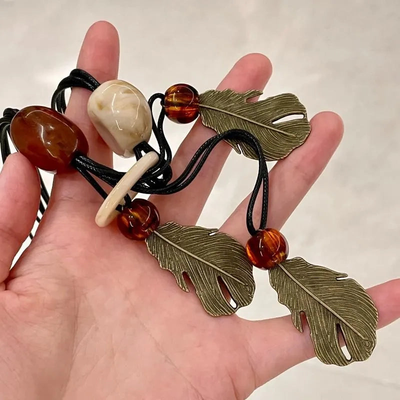 Collana vintage con ciondolo a foglia e perline: gioielli con nappe fatti a mano