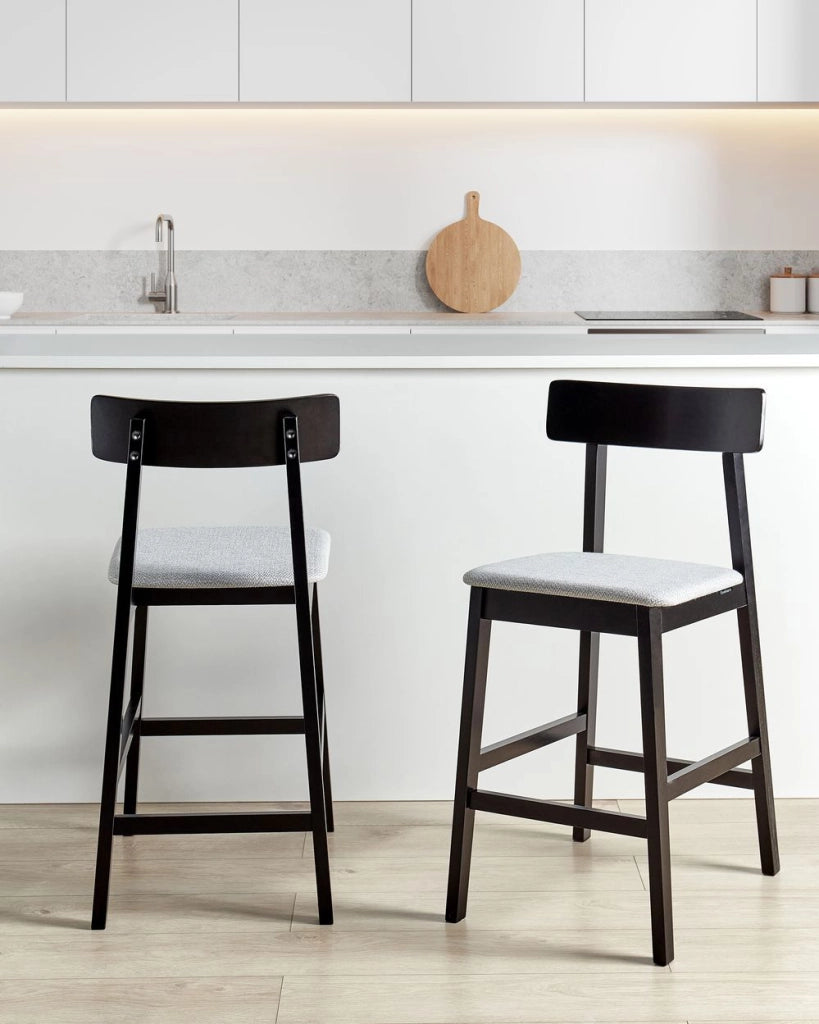 Set di 2 sedie da bar con seduta in legno di gomma nero e grigio e poliestere, stile tradizionale retrò, per cucina e sala da pranzo