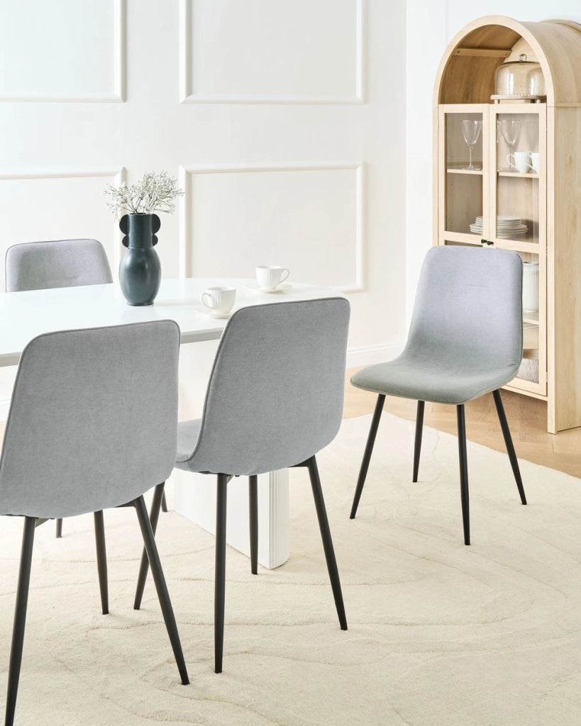 Set di 4 sedie da pranzo Tappezzeria in poliestere grigio Gambe nere in ferro Sala da pranzo senza braccioli