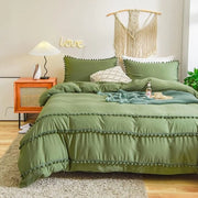 Set di coperte a tre pezzi 220x240cm in verde scuro con pompon stile boho chic, set di coperte lavabili in microfibra, con chiusura a cerniera e due cuscini con copri cuscino 80x80cm.