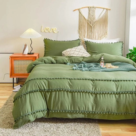 Set di coperte a tre pezzi 220x240cm in verde scuro con pompon stile boho chic, set di coperte lavabili in microfibra, con chiusura a cerniera e due cuscini con copri cuscino 80x80cm.