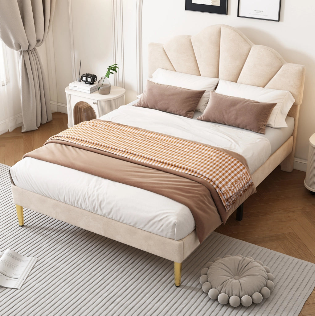 Letto matrimoniale imbottito 140x200 cm in velluto beige con testiera regolabile e piedini dorati