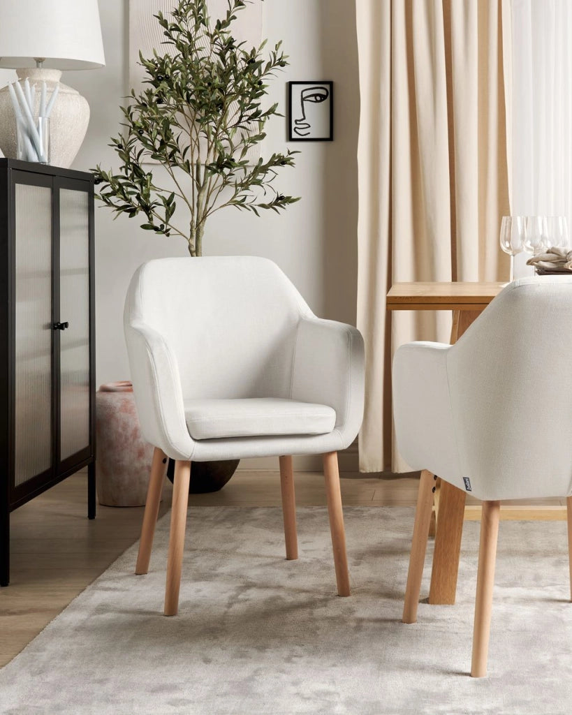 Sedia da pranzo Rivestimento in velluto bianco Gambe in legno con braccioli Stile classico Mobili per il soggiorno