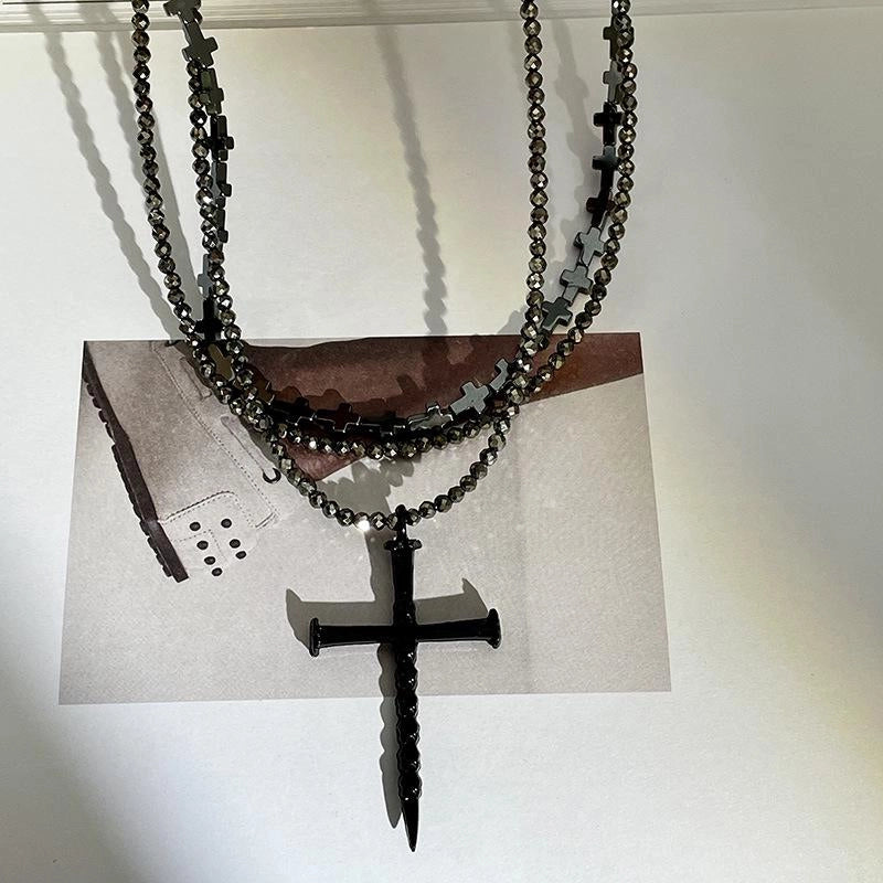 Collana con croce nera multistrato fatta a mano, regalo di Natale o compleanno.