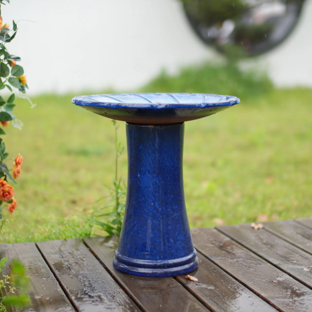 Fontana da giardino in ceramica smaltata blu fatta a mano con vasca Ø 43 cm e base alta 45 cm per esterni