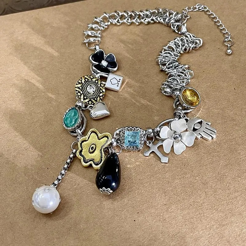 Collana fatta a mano con perle e fiore in metallo: un regalo in stile vintage