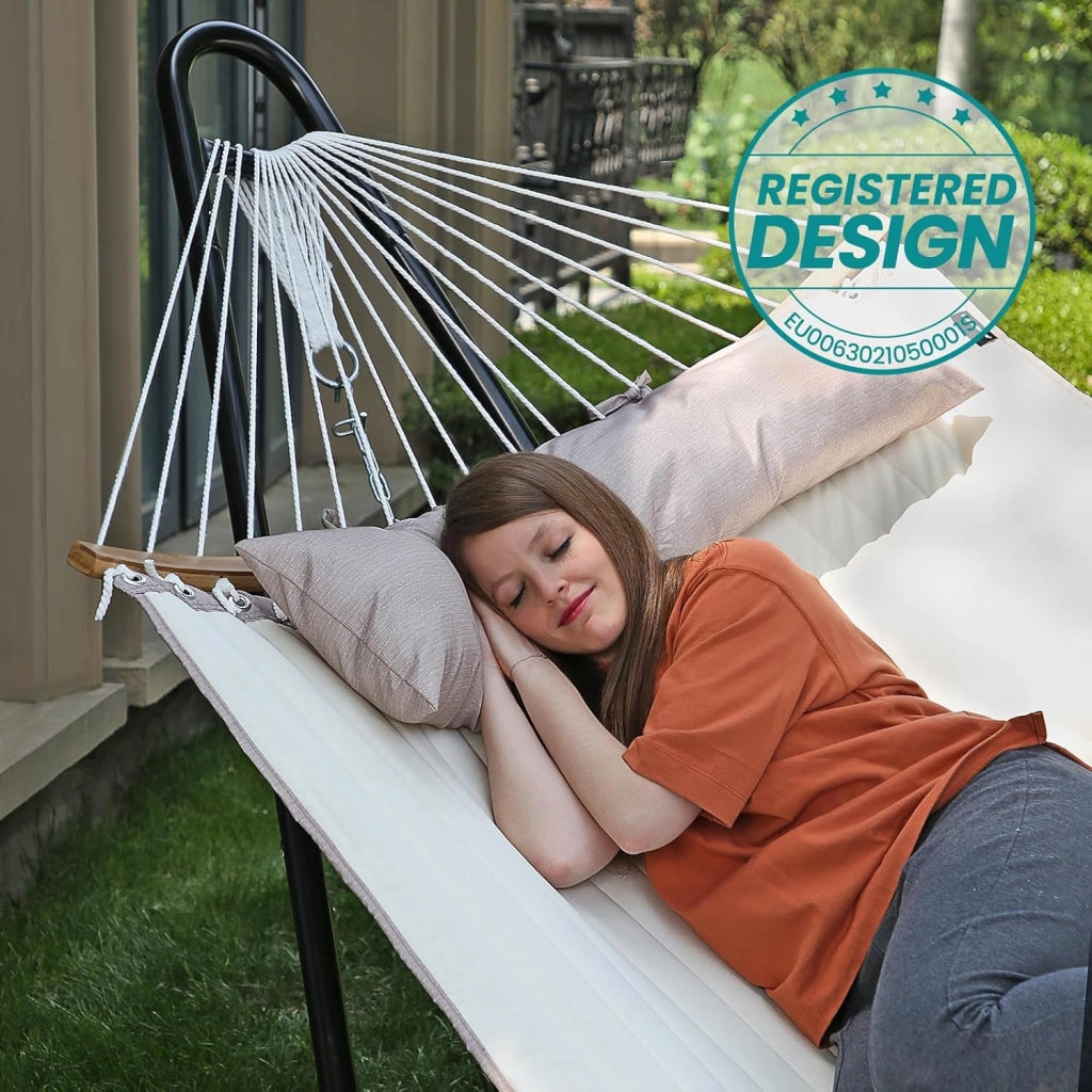 SONGMICS Amaca Doppia Imbottita, Amaca da Campeggio Giardino con Barre Curve in Bambù Separabili, con Cuscino, 200 x 140 cm, Max Portata 225 kg, Crema e Beige GDC34BE