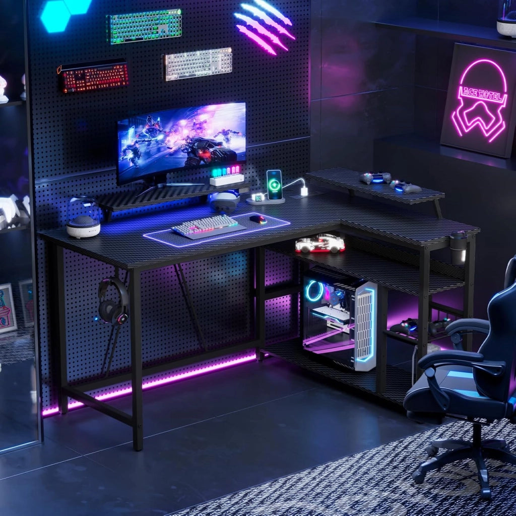 Scrivania Da Gaming Angolare 140x80 cm Supporto Doppio Monitor, Illuminazione LED, Ripiano Regolabile In Altezza, Finitura Effetto Carbonio, Scrivania PC Gamer Con Scaffali Laterali, Nero