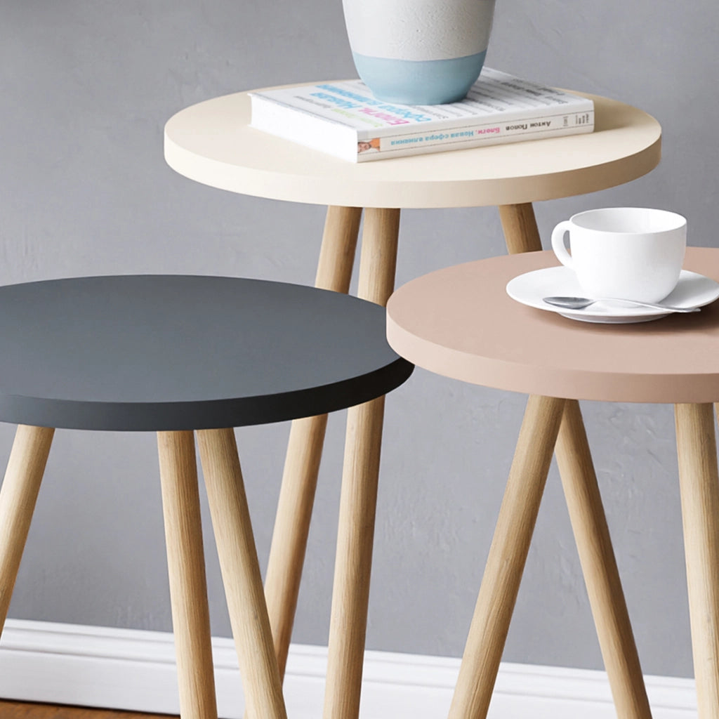 Set di 3 Tavolini Bassi da Salotto 'Hjørring' in Altezze Diverse con Piani Rotondi e Treppiede in Faggio - Grigio/Bianco/Rosa [en.casa]