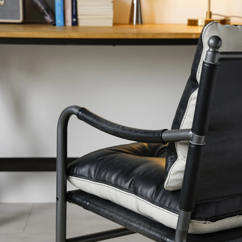 Poltrona Mid Century Modern con braccioli in pelle e metallo nera