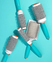 Spazzola ceramica a forma rotonda per capelli lisci e brillanti con funzione antistatica.