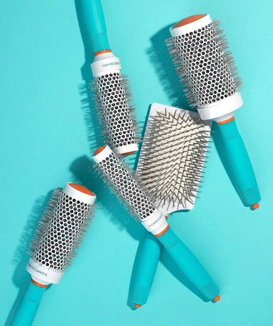 Spazzola ceramica a forma rotonda per capelli lisci e brillanti con funzione antistatica.