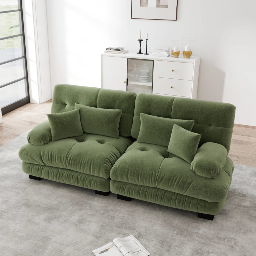 Divano modulare in chenille verde; seduta profonda e cuscini lombari