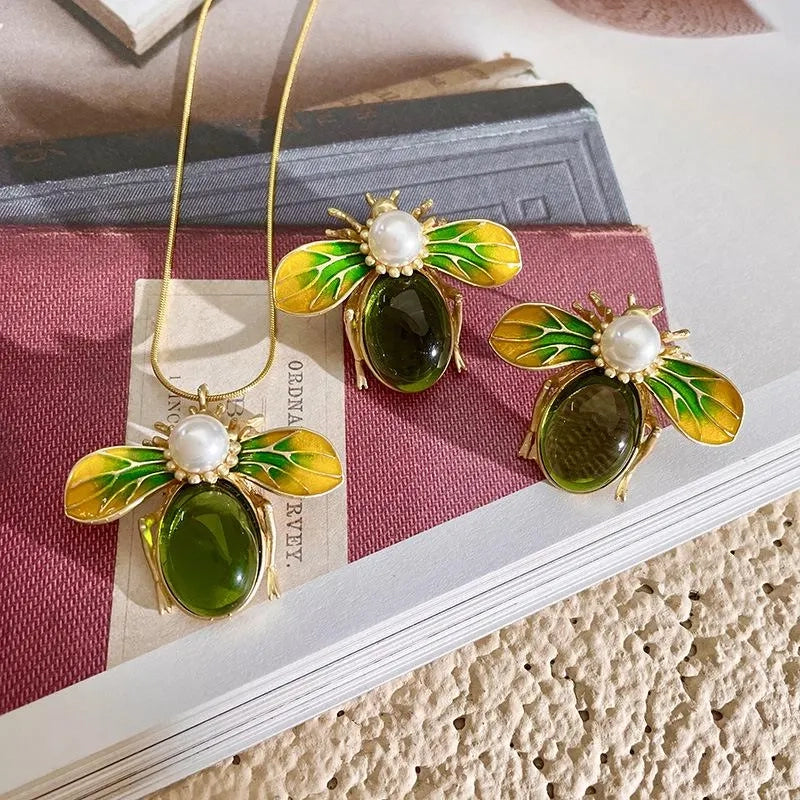 Set vintage di collana e orecchini con ape e perle verdi: gioielli realizzati a mano con perline.