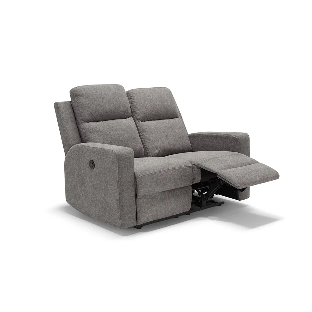 Divano reclinabile motorizzato Cesena a 2 posti reclinabili in maniera indipendente, con Kit Batteria massima imbottitura, design adatto per ambienti classici e moderni, colore Grigio