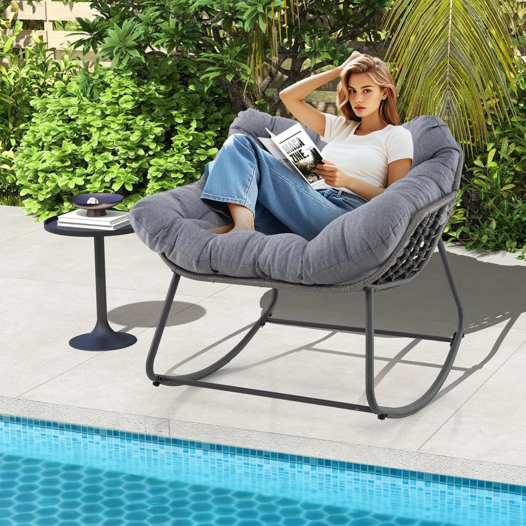 Sedia a Dondolo da Esterno, Poltrona in PE Vimini con Cuscino Rimovibile, Poltrona Relax in Rattan con Struttura in Metallo, per Soggiorno, Balcone, Giardino, Portata 150 kg (Grigio)