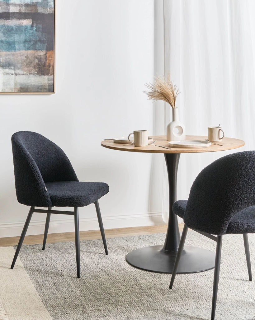 Set di 2 sedie da pranzo in tessuto bouclè nero braccioli schienale intagliato gambe in metallo moderna industriale