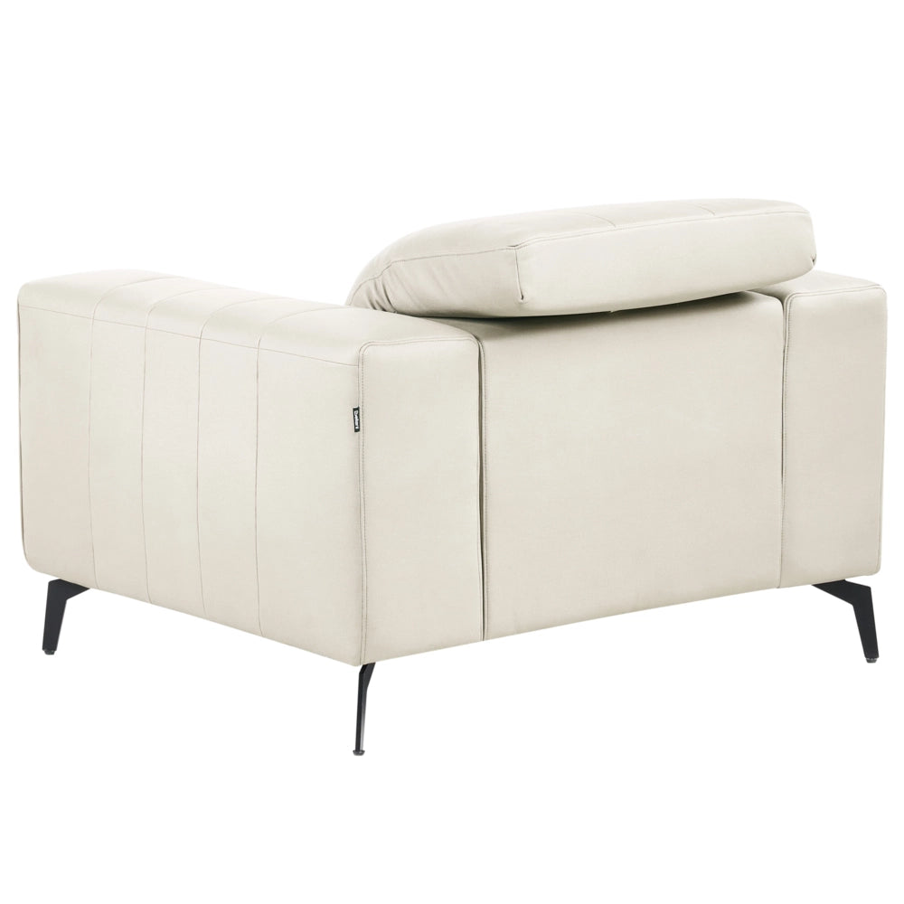Poltrona in ecopelle beige chiaro  con poggiatesta regolabile e gambe in metallo stile moderno
