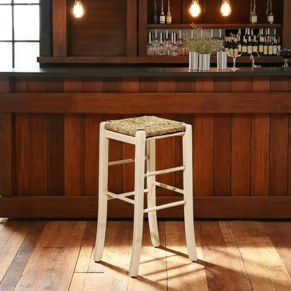 Sgabello in legno grezzo h 67 cm con seduta quadrata in paglia e piedi sciabola