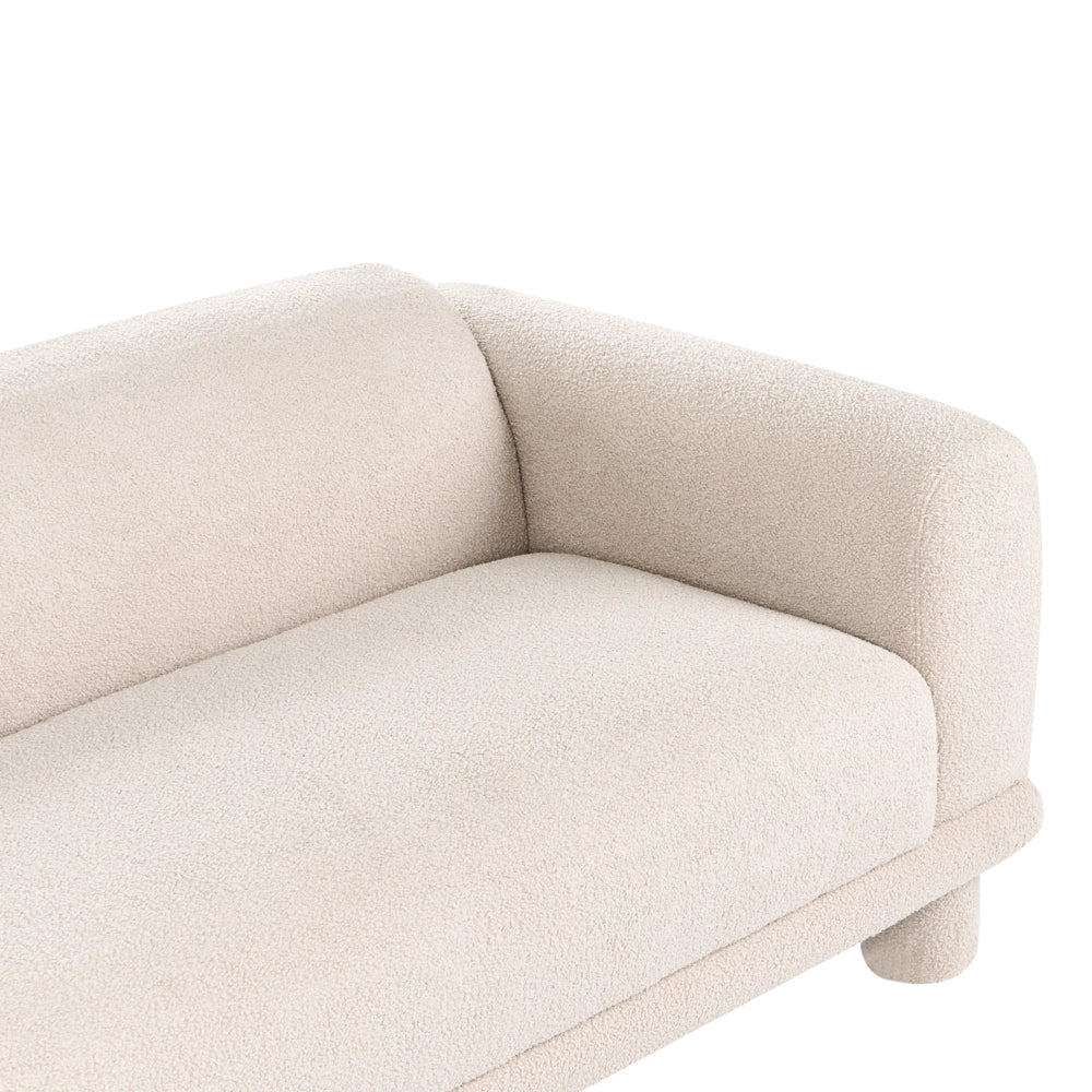 Divano a 3 posti in tessuto beige con cuscini decorativi extra e gambe rivestite stile retrò-moderno