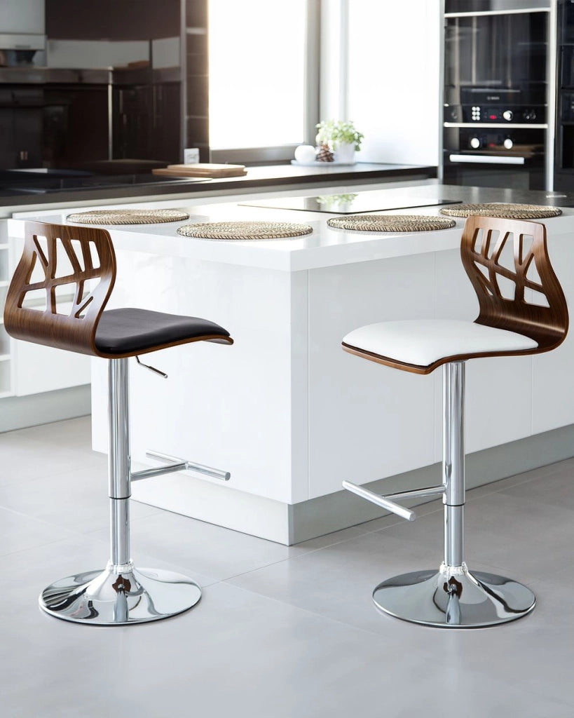 Set di 2 sgabelli da bar in ecopelle bianco e legno scuro Girevole Alzata a Gas Regolabile in Altezza Moderno