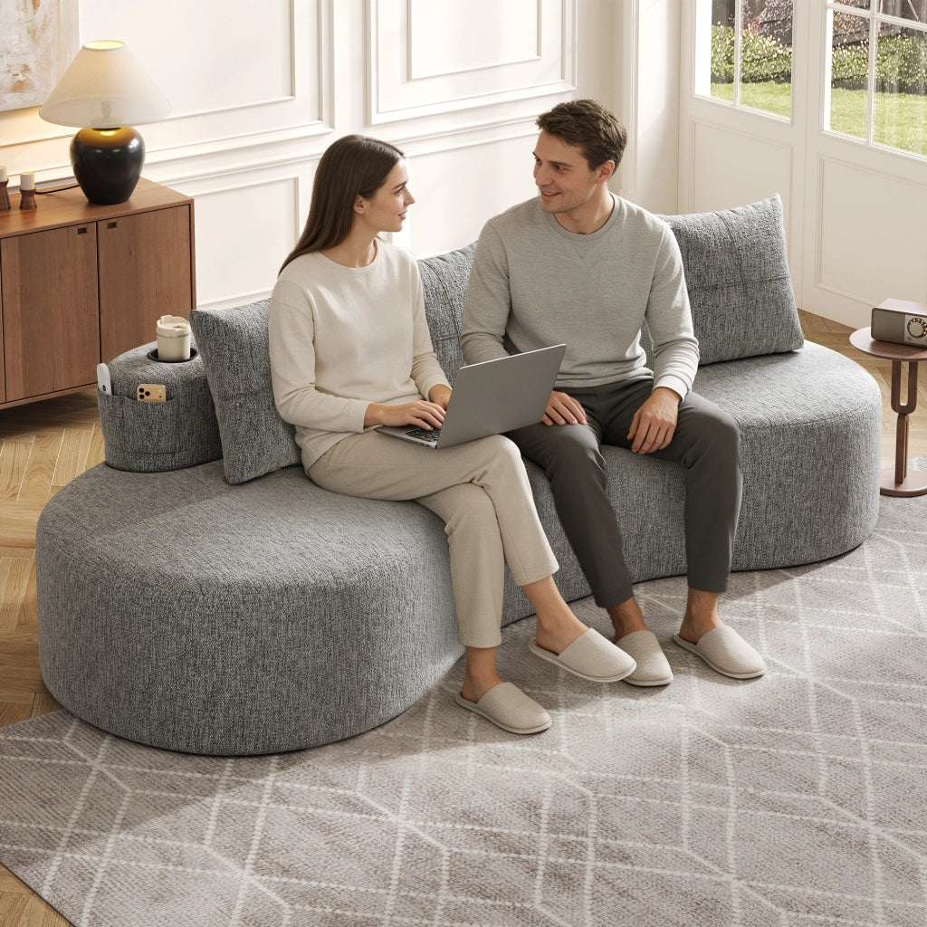Divano con tasche laterali e portabicchieri 4 cuscini in tessuto di lino grigio chiaro 240 × 109 × 60 cm