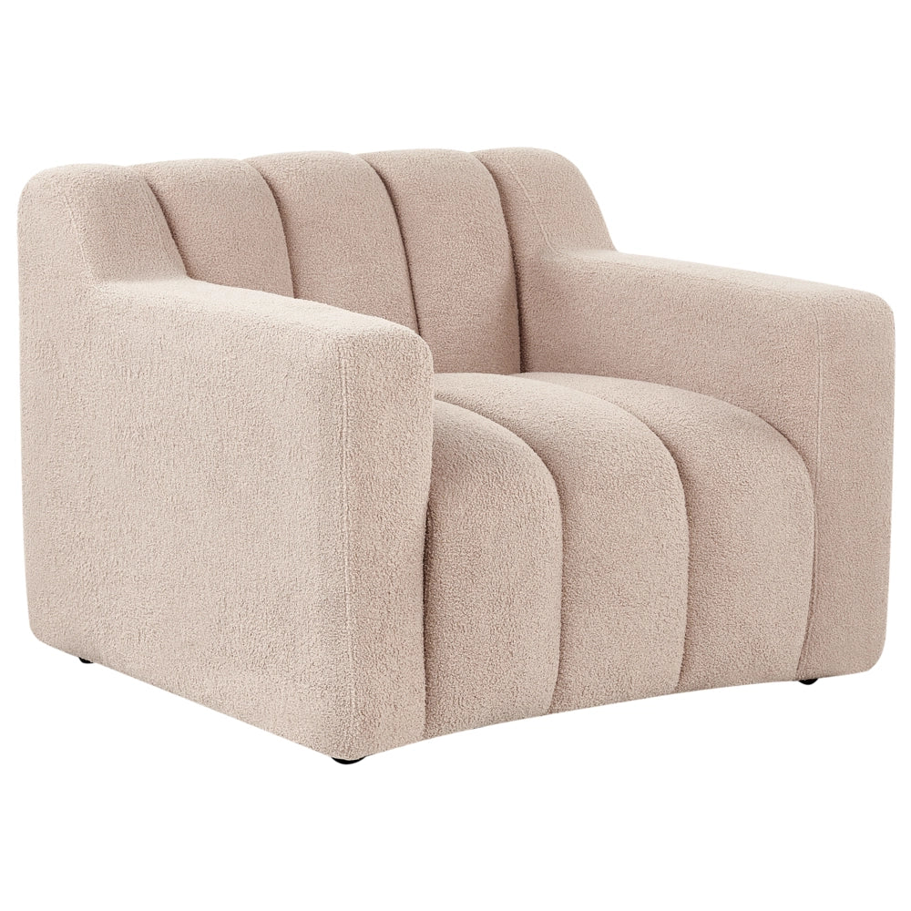 Poltrona con rivestimento in bouclé beige schienale imbottito e cuscini spessi perfetta per un soggiorno moderno