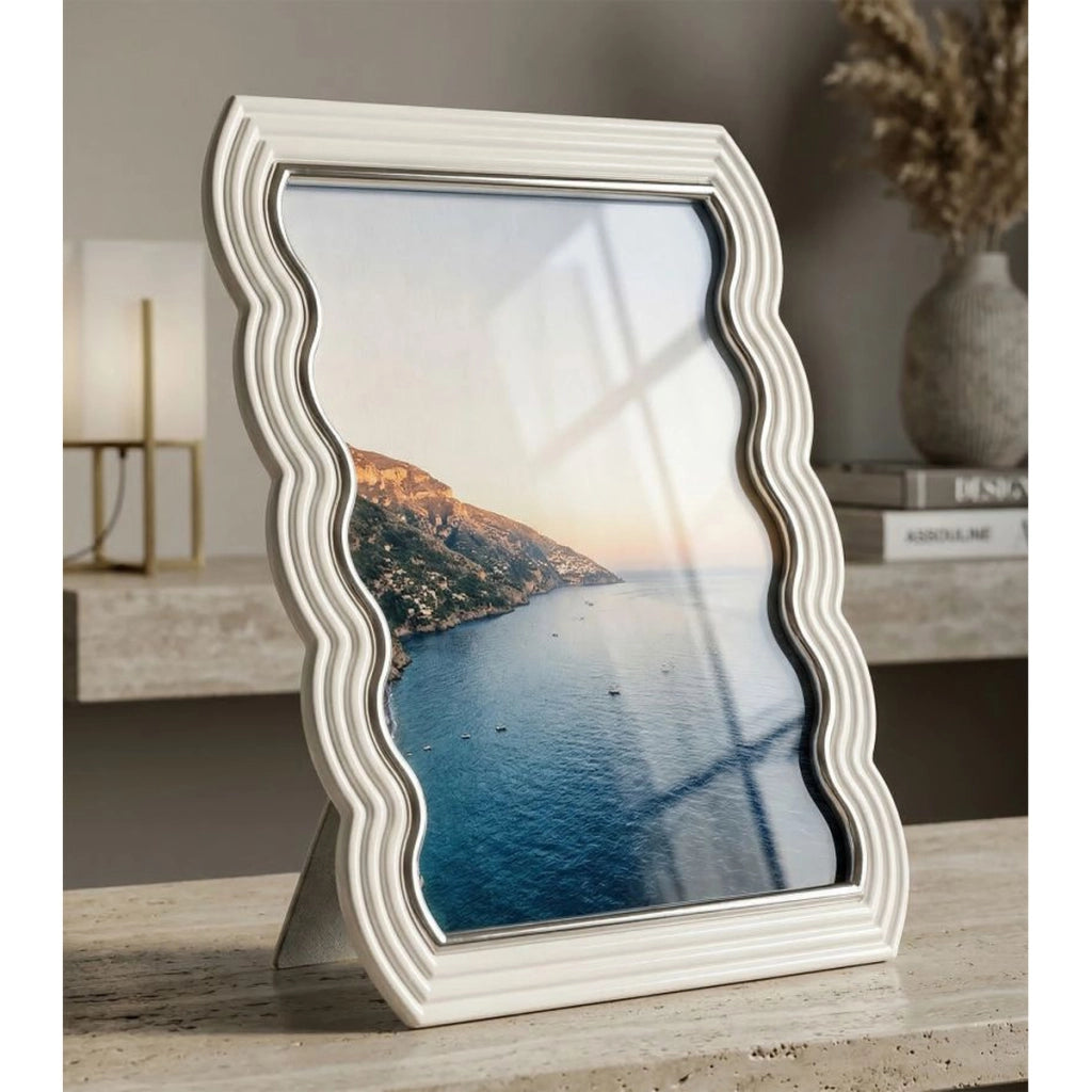 Cornice portafoto Curty in resina bianca ondulata con profili argento 20x25