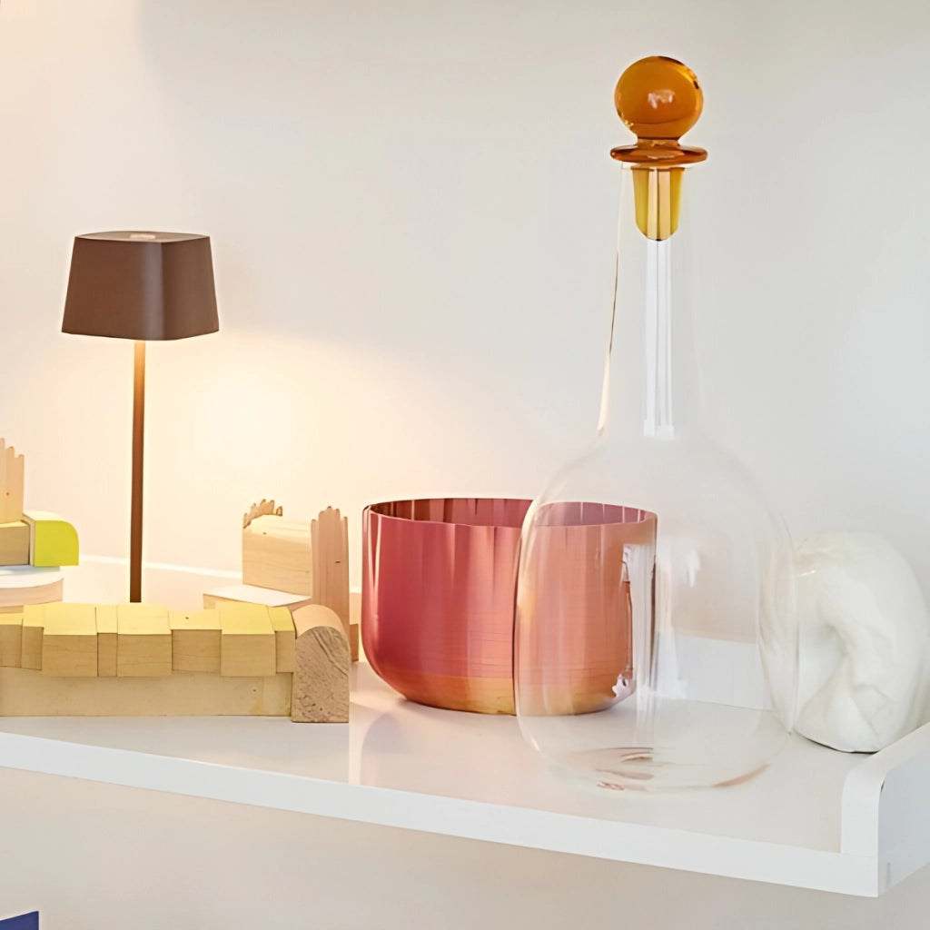 Zafferano Bottiglia Bilia in vetro borosilicato bianco fatta a mano, design elegante e minimalista per servire acqua e bevande con stile raffinato