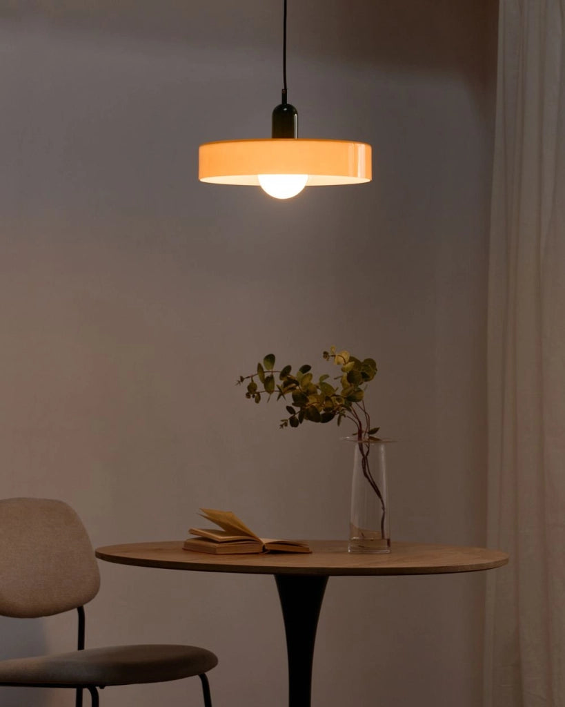 Lampada a sospensione con paralume in vetro arancione e paralume sferico interno