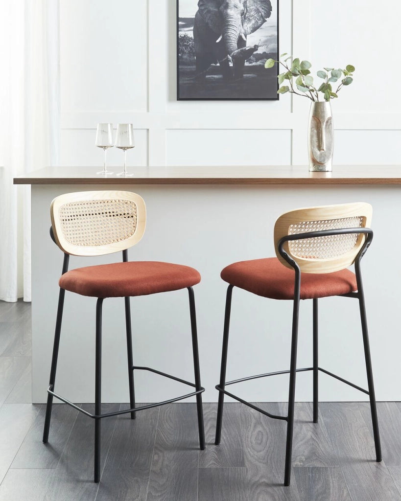 Set di 2 sedie da bar Arancione Rivestimento in poliestere nero Schienale in rattan naturale a treccia viennese Gambe in metallo nero Sgabelli senza braccioli
