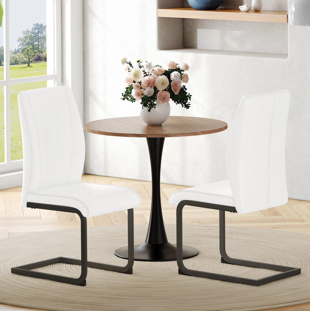 Set di 2 sedie da pranzo in similpelle bianca con gambe in metallo nero; design ergonomico