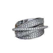 Anello di nicchia di alta gamma con linee intersecanti in argento e zirconi