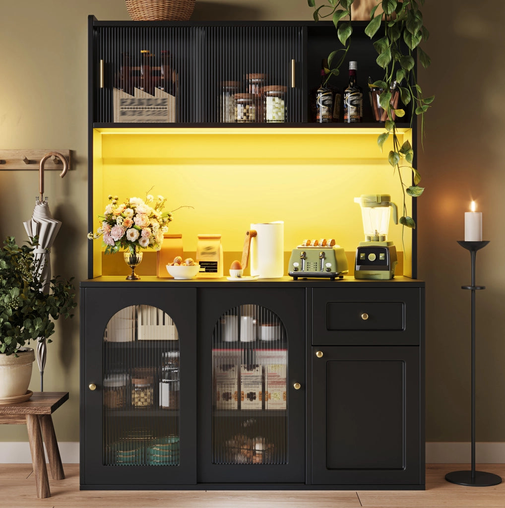 Credenza 120x35x167 cm con LED controllato da app; ripiani regolabili; vetro scorrevole; MDF e PB; nero