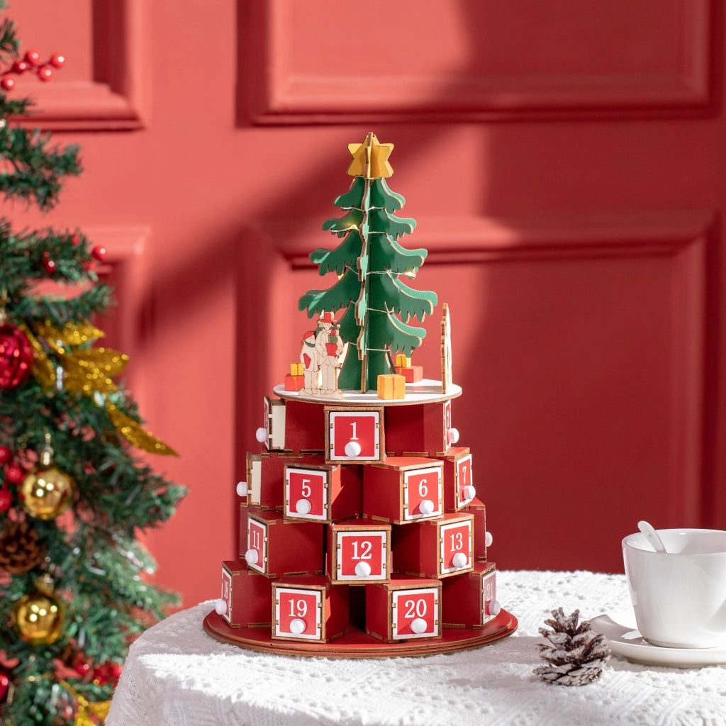 Calendario Avvento di Natale a Cono con Motivi a Tema e 10 Luci a LED, 22x22x35 cm, in Compensato, Rosso Verde e Giallo