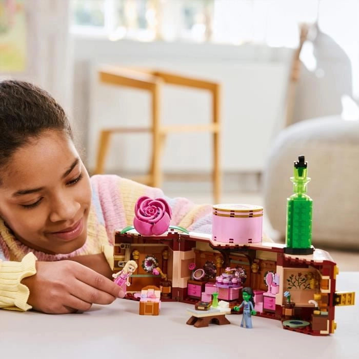LEGO Wicked 75683 Il dormitorio di Glinda ed Elphaba - Modello da collezione con mini-doll