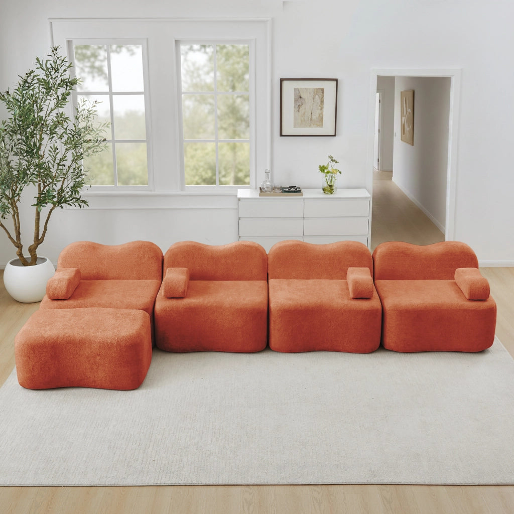 Divano angolare modulare a 4 posti senza struttura con pouf, bracciolo mobile e seduta profonda in velluto arancione