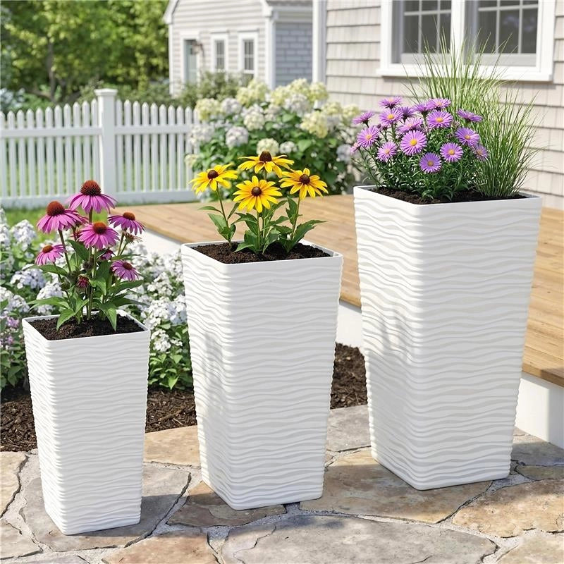 SET 3 VASI DA ESTERNO IMPILABILI CON MOTIVO ONDULATO IN PLASTICA, 42/55/65 CM, BIANCO
